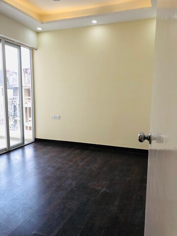 Room in 2 BHK Apartment at Mahagun Mantra II, Sector 10 Greater Noida – for Rent