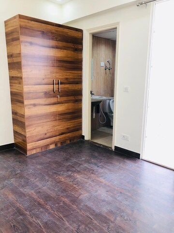 Room in 2 BHK Apartment at Mahagun Mantra II, Sector 10 Greater Noida – for Rent
