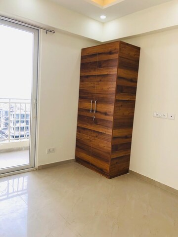 Room in 2 BHK Apartment at Mahagun Mantra II, Sector 10 Greater Noida – for Rent