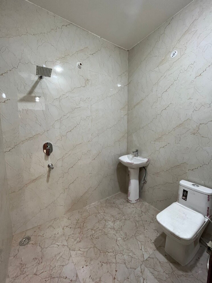 Bathroom, madhavpuram 3 Bedroom 160 Sq.Yd. Apartment In Madhavpuram Meerut 7891067