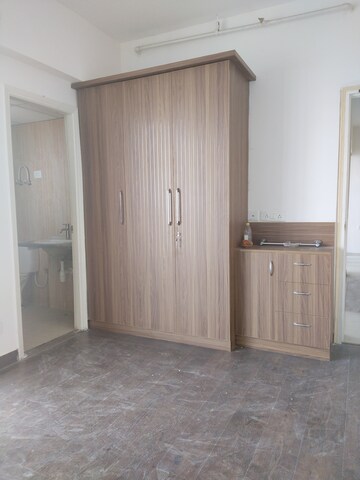 Furnished Amenities in 2 BHK Apartment at Mahagun Mantra II, Sector 10 Greater Noida – for Rent