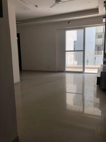 Room in 3 BHK Apartment at Mahagun Mantra I, Sector 10 Greater Noida – for Rent