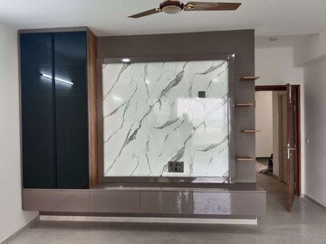 Room in 3 BHK Builder Floor at Ocean Seven Expressway Towers, Sector 109 – for Rent
