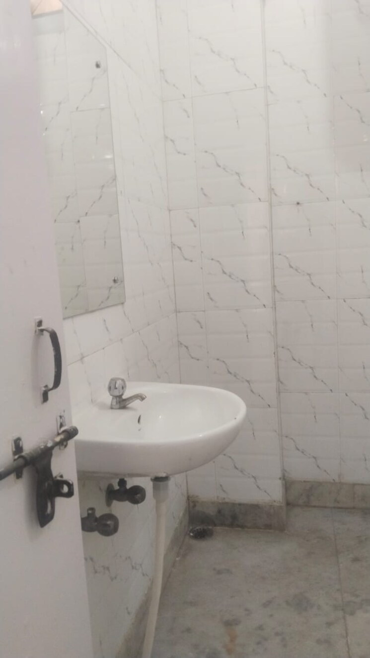 Bathroom, sector 23 2 Bedroom 166 Sq.Yd. Builder Floor In Sector 23 Gurgaon 7891213