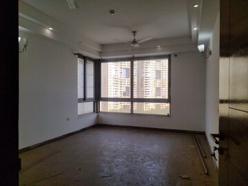 Room in 3.5 BHK Apartment at Jaypee Greens Imperial Arcade, Sector 128 – for Rent