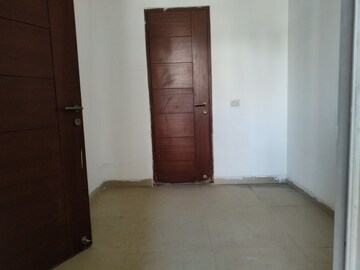 Room in 3.5 BHK Apartment at Jaypee Greens Imperial Arcade, Sector 128 – for Rent
