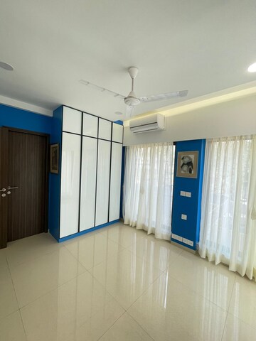 Room in 4 BHK Apartment at Kalpataru Woods Ville, Powai – for Sale