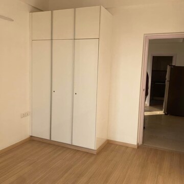 Room in 3 BHK Apartment at DLF The Primus, Sector 82a – for Rent