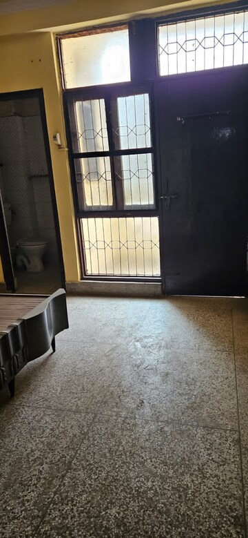 Room in 1 BHK Apartment at Dilshad Garden – for Rent