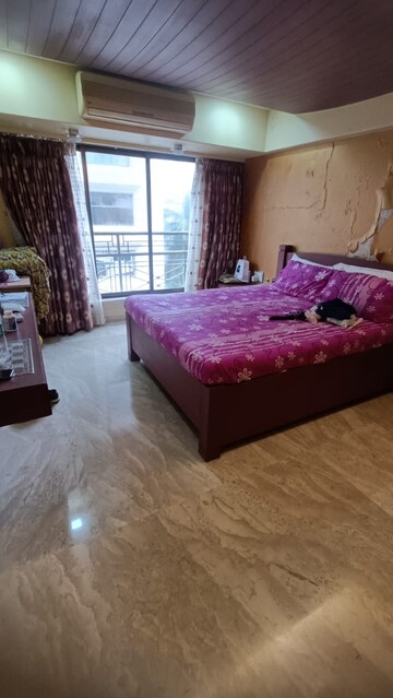 Room in 4 BHK Apartment at Khar West – for Rent