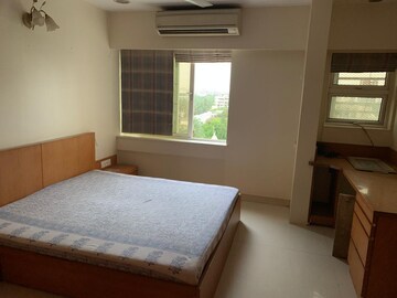 Room in 4 BHK Apartment at Santacruz West – for Rent