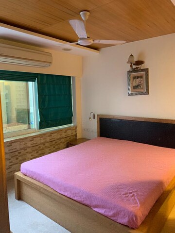 Bedroom in 4 BHK Apartment at Santacruz West – for Rent