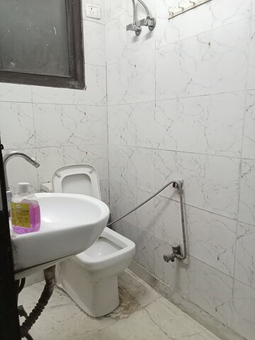 Master Bedroom in 1 BHK Builder Floor at Arjun Nagar – for Rent
