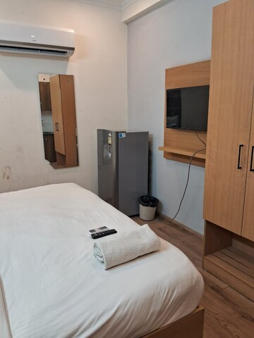 Bedroom in 1 RK Builder Floor at Unitech South City II, Sector 50 – for Rent