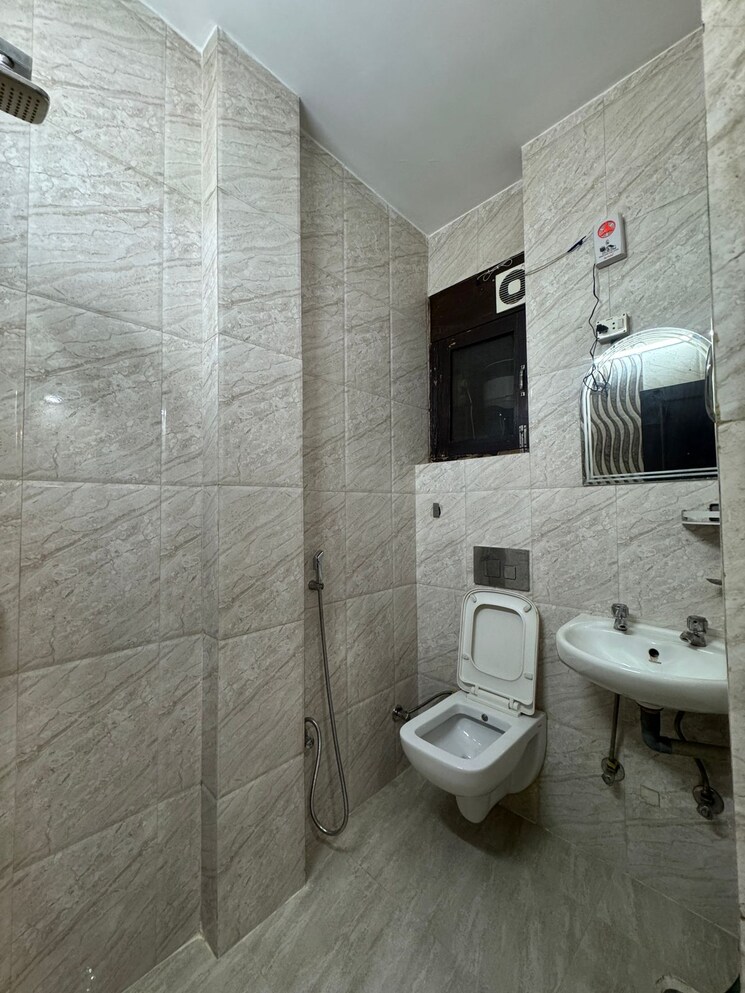 Bathroom, vasant enclave 3 Bedroom 1070 Sq.Ft. Builder Floor In Vasant Enclave Delhi 7892554