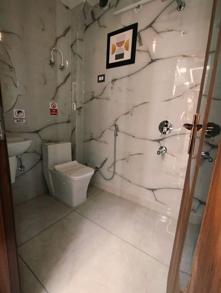 Bathroom, uttam nagar west 3 Bedroom 100 Sq.Yd. Builder Floor In Uttam Nagar West Delhi 7892657