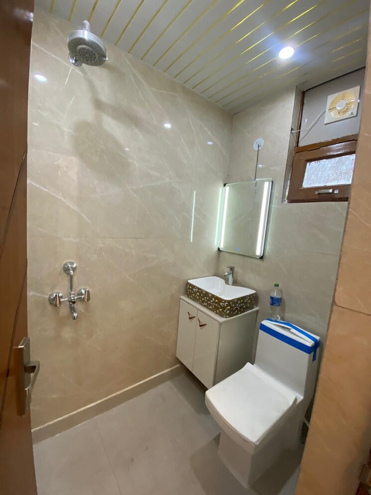 Bathroom, anand vihar 3 Bedroom 1200 Sq.Ft. Builder Floor In Anand Vihar Ghaziabad 7892674