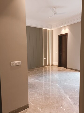 Room in 3 BHK Builder Floor at Green Park – for Rent