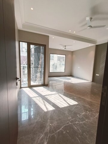 Room in 3 BHK Builder Floor at Green Park – for Rent