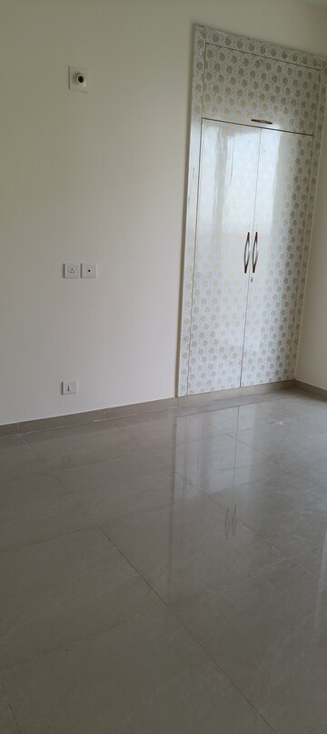 Room in 2 BHK Apartment at MCC Signature Heights, Raj Nagar Extension – for Rent