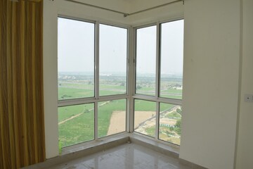 Room in 3 BHK Apartment at Jaypee Greens Aman, Sector 151 – for Rent