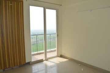 Room in 3 BHK Apartment at Jaypee Greens Aman, Sector 151 – for Rent