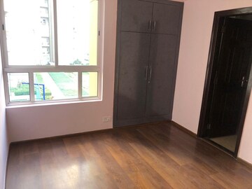 Room in 4 BHK Apartment at Sunworld Vanalika, Sector 107 – for Rent