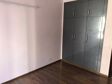 Room in 4 BHK Apartment at Sunworld Vanalika, Sector 107 – for Rent