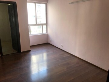 Room in 4 BHK Apartment at Sunworld Vanalika, Sector 107 – for Rent