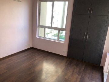 Room in 4 BHK Apartment at Sunworld Vanalika, Sector 107 – for Rent