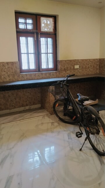 Parking in 4 BHK Independent House at Gomti Nagar – for Rent