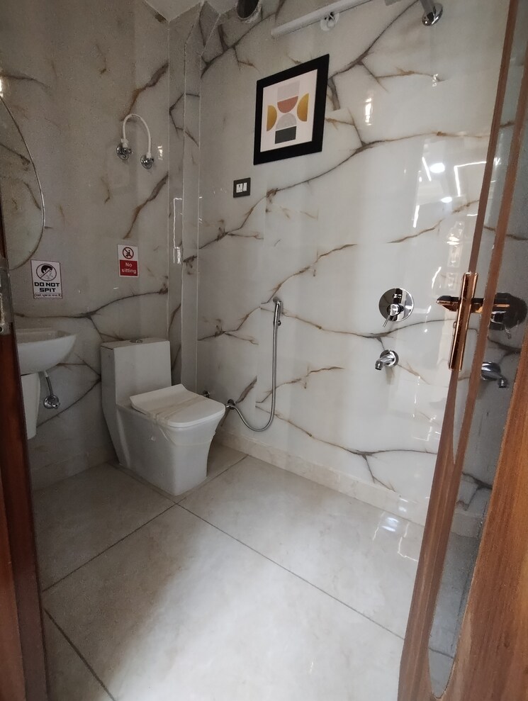 Bathroom, dwarka mor 3 Bedroom 100 Sq.Yd. Builder Floor In Dwarka Mor Delhi 7893245