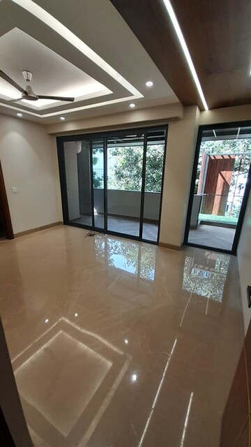 Room in 3 BHK Apartment at Unitech Uniworld Gardens, Sector 47 – for Sale