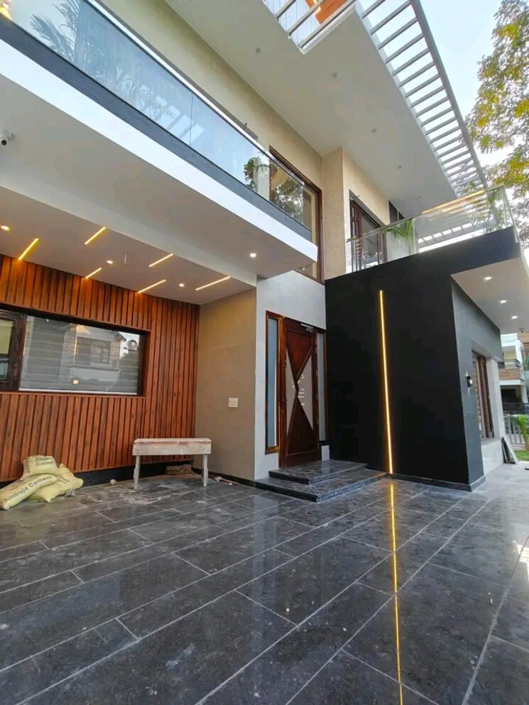  Parking, sector 125 5 Bedroom 260 Sq.Yd. Independent House In Sector 125 Mohali 7893602