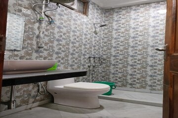 Bathroom in 5 BHK Apartment at Suncity Essel Tower, Sector 28 – for Sale