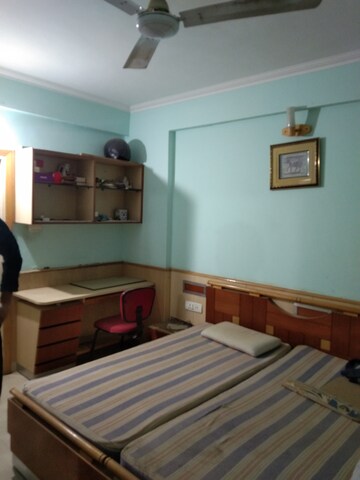Room in 2 BHK Apartment at Alkapuri – for Rent