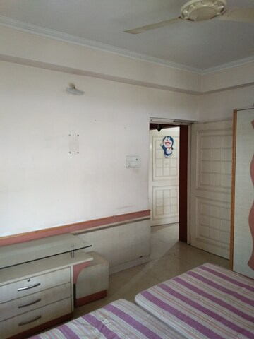Room in 2 BHK Apartment at Alkapuri – for Rent