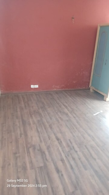 Room in 3 BHK Apartment at Sector 78 – for Rent