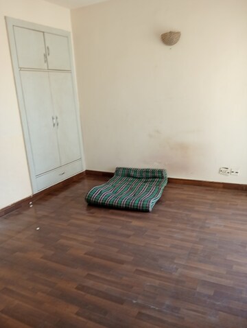 Room in 2 BHK Apartment at Paras Tierea, Sector 137 – for Rent