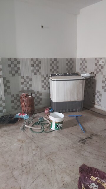 Parking in 2.5 BHK Builder Floor at Mayur Vihar Phase 1 – for Rent