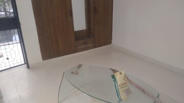 Room in 2 BHK Apartment at Arun Vihar Sector 37, Sector 37 – for Sale