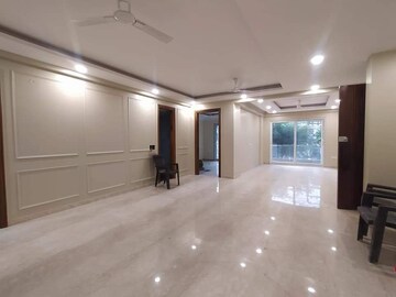 Room in 4 BHK Builder Floor at Sector 9 – for Rent