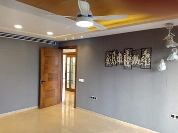 Room in 4 BHK Builder Floor at Sector 10 – for Rent