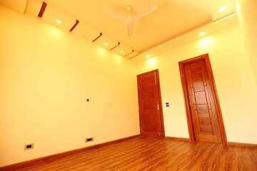 Room in 3 BHK Builder Floor at Sector 14 – for Rent