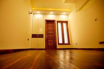 Room in 3 BHK Builder Floor at Sector 14 – for Rent
