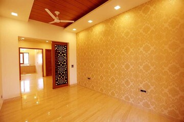 Room in 3 BHK Builder Floor at Sector 14 – for Rent