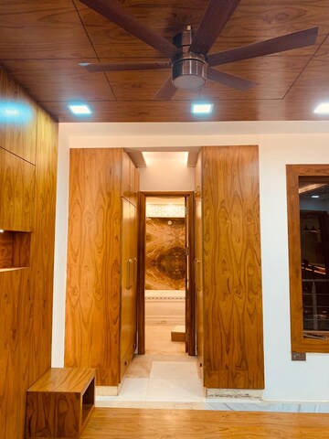 Room in 3 BHK Builder Floor at Sector 14 – for Rent