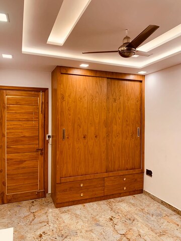 Room in 3 BHK Builder Floor at Sector 14 – for Rent