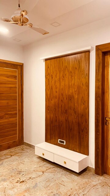 Room in 3 BHK Builder Floor at Sector 14 – for Rent