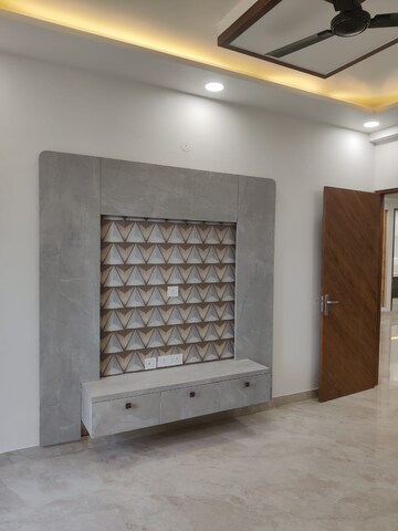 Room in 3 BHK Builder Floor at Sector 16 – for Rent